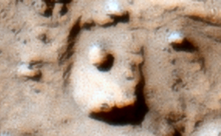 Reull Vallis on Mars: Large spherical object - Click for original image at 1:1 scale