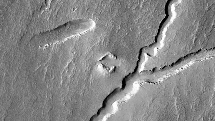 Ancient Chevron-Shaped Ruin found on Mars (B05_011413_1790_XN_01S113W - Actual Size)