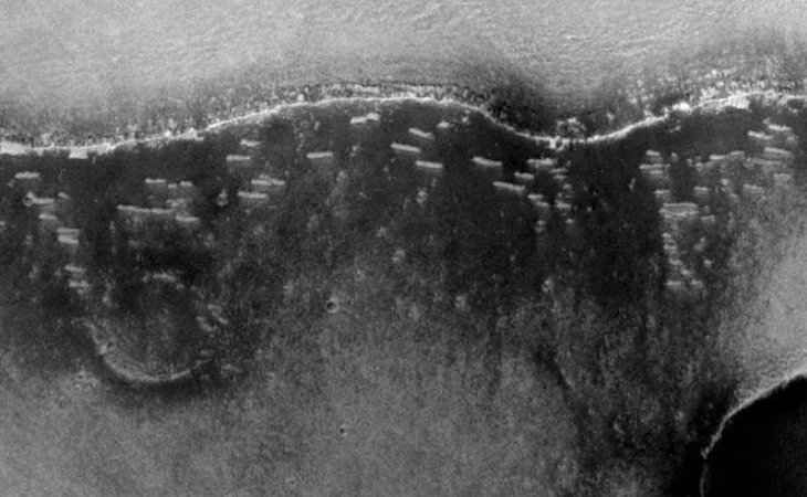 Clusters of cigar-shaped objects on Martian surface