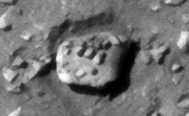 Euripus Mons on Mars: Huge megalithic object with rows of 'knobs' - Click for original image at 1:1 scale
