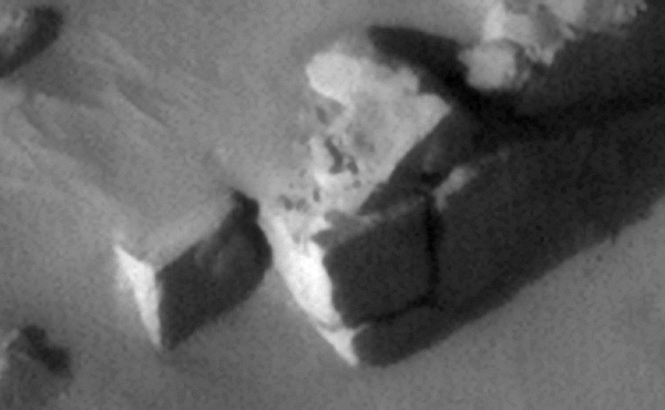 Megalithic blocks on Mars (10 x 10 metres per side) - Source: ESP_038184_1815