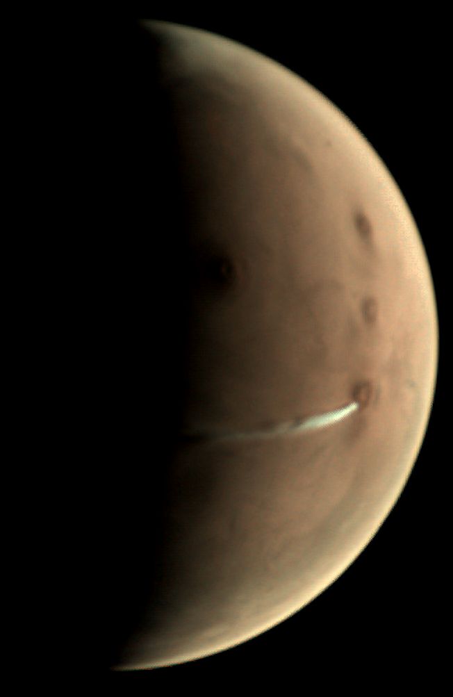 Elongated cloud on Mars, source: esa