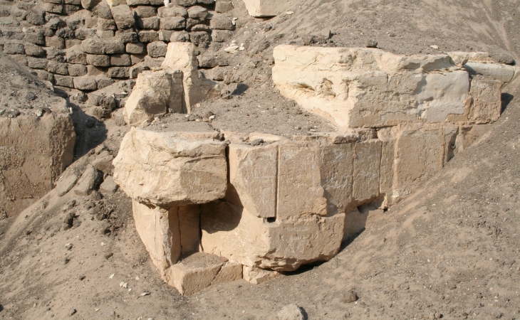 Hawara Pyramid inner core limestone blocks external veneer (click for larger image)