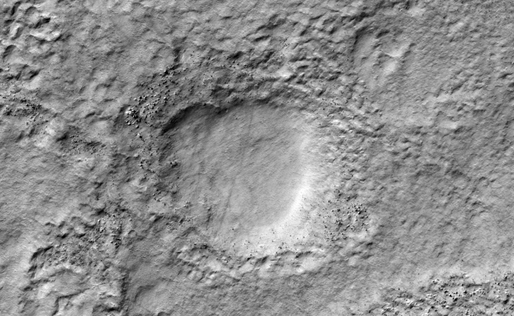 Hole/pit/crater in the immediate area (PSP_007860_1470)