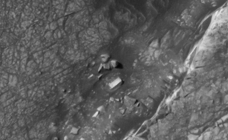 Giant megalith and broken stone artefacts on Mars