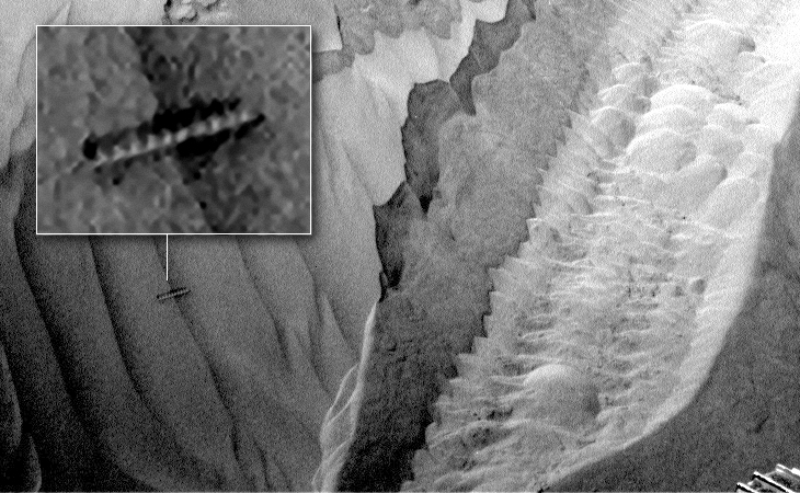 Worm or threaded artefact found in Martian sand
